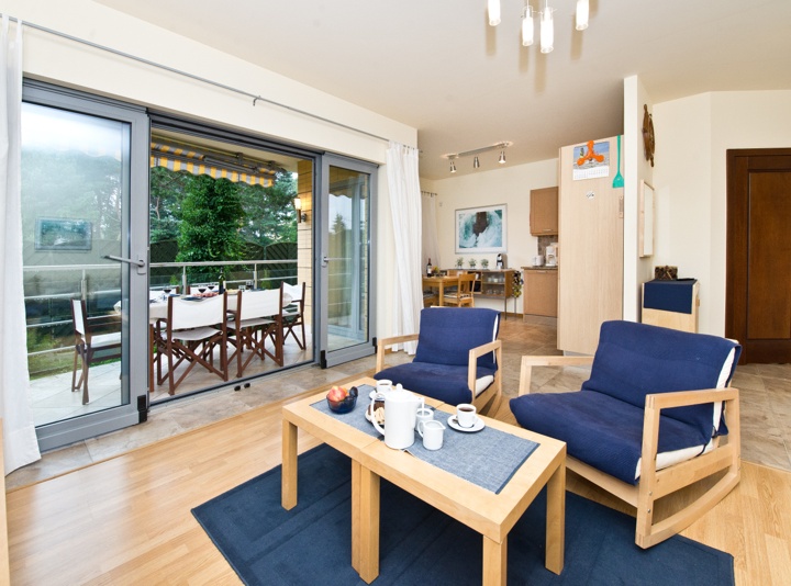 Apartament Bay Garden w Villi Plano  przestronny salon połączony z tarasem