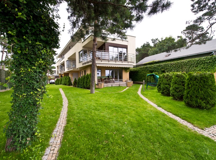 Apartament Bay Garden w Villi Plano  widok na budynek z ogrodu?v=1.0