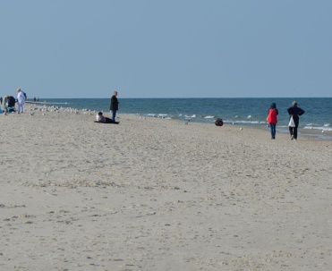 Na plaży tej znajduje się strzeżone kąpielisko - dojście od ulicy Międzymorze.